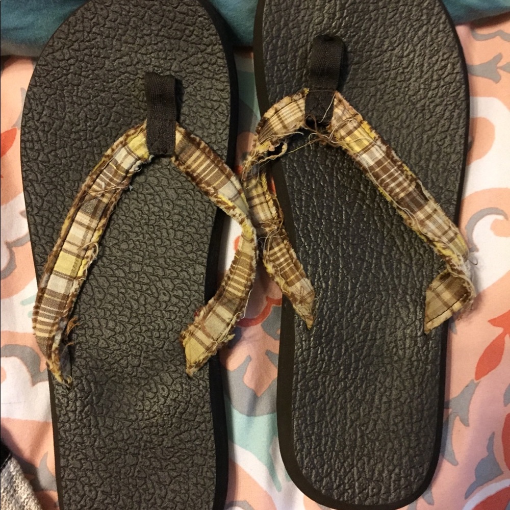 Maurice’s flip flops